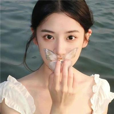 战火中的花蕾